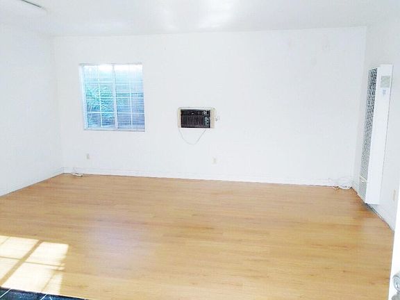 2nd image of 5209 Acacia St
