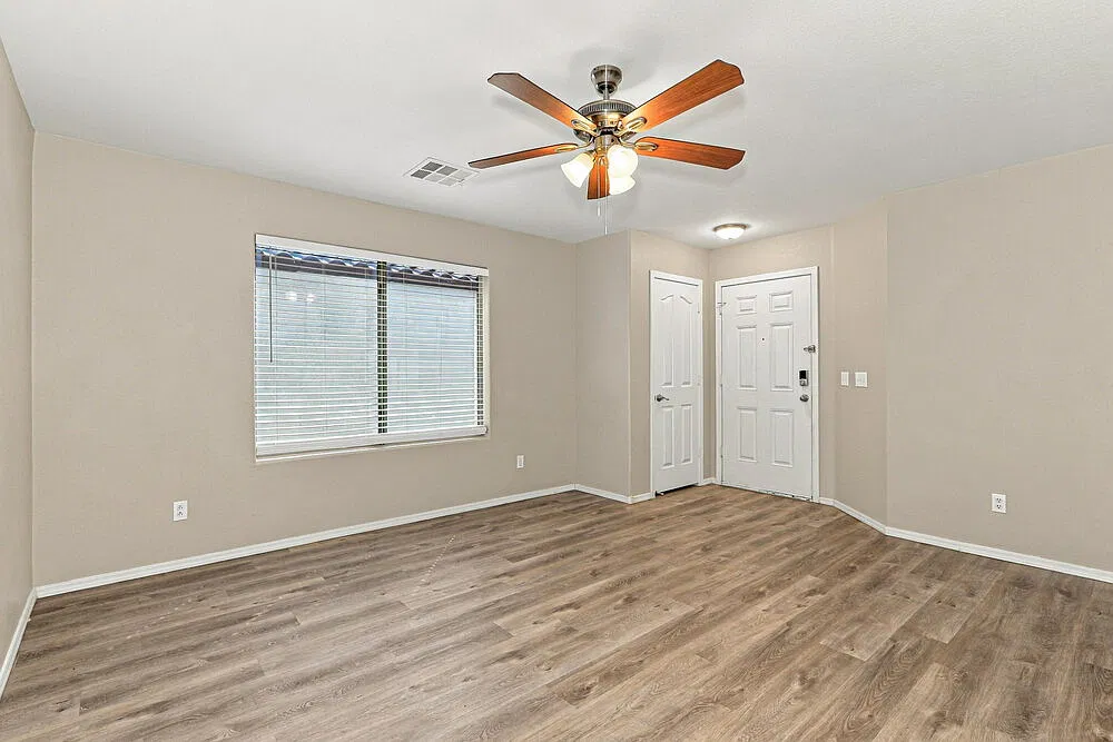 3 bed, 2.0 bath, 1400 sqft, $2,110 — Photo 4