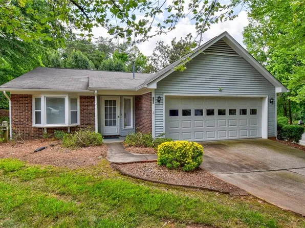 601 Lantern Ridge Dr, Winston Salem, NC 27104