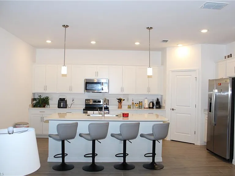 2261 Avocado Ln — Photo 3