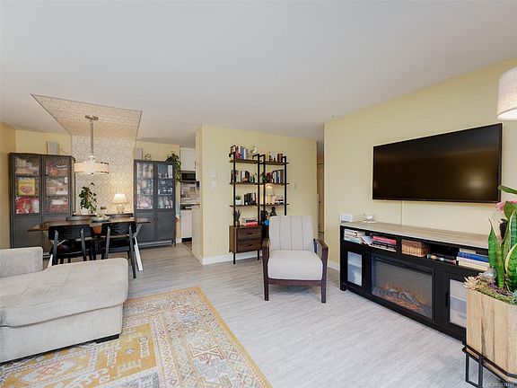 5th image of 3277 Quadra St #102