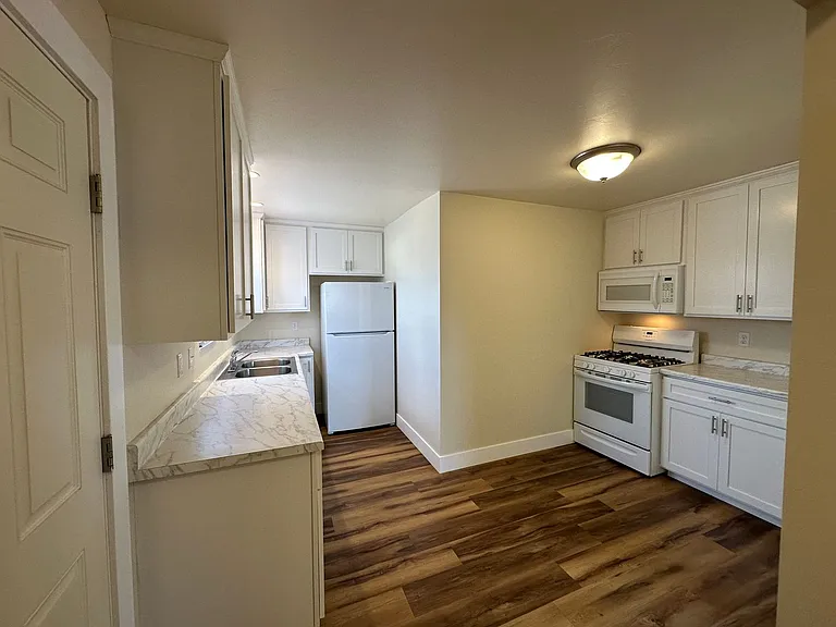 2025 I St — Photo 16