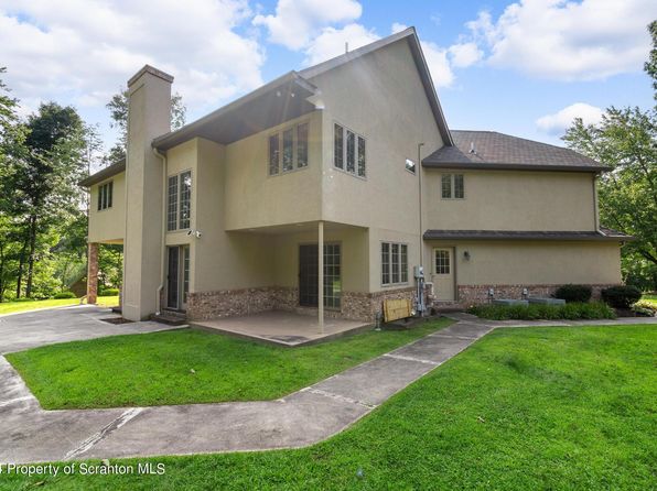 133 Glenmaura Dr, Moosic, PA 18507