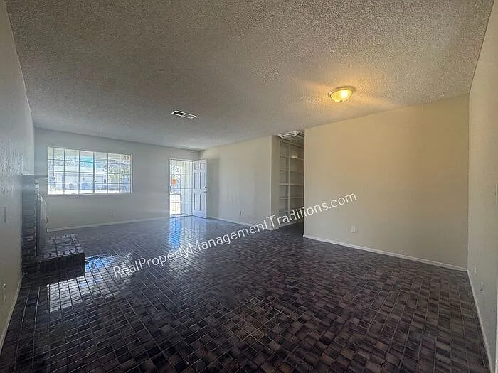 4 bed, 2.0 bath, 1384 sqft, $2,000 — Photo 2
