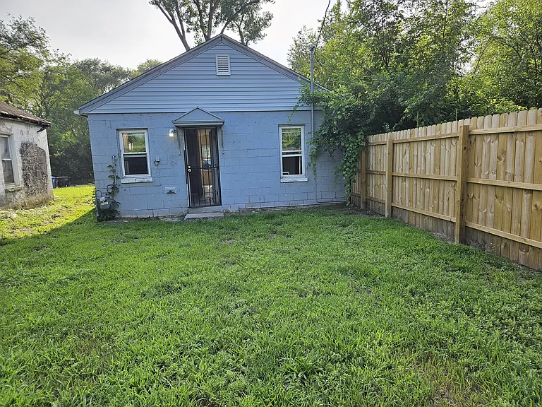 2453 Prospect St — Photo 10