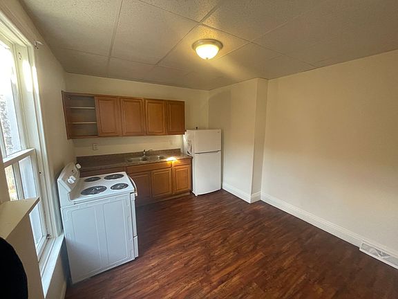 2nd image of 831 Linden Ave #2