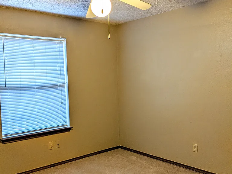 204 Bremen Dr — Photo 12