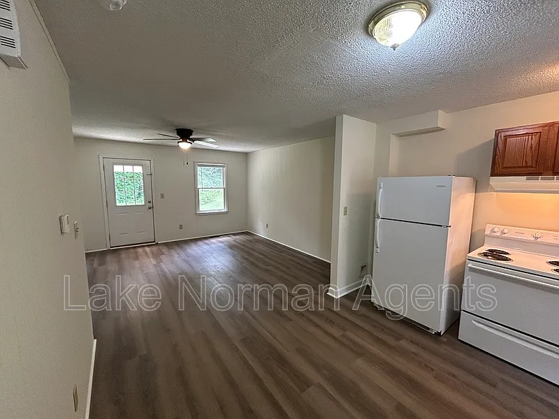 2 bed, 1.5 bath, $1,299 — Photo 2