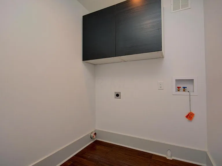 927 Linwood Ave — Photo 2