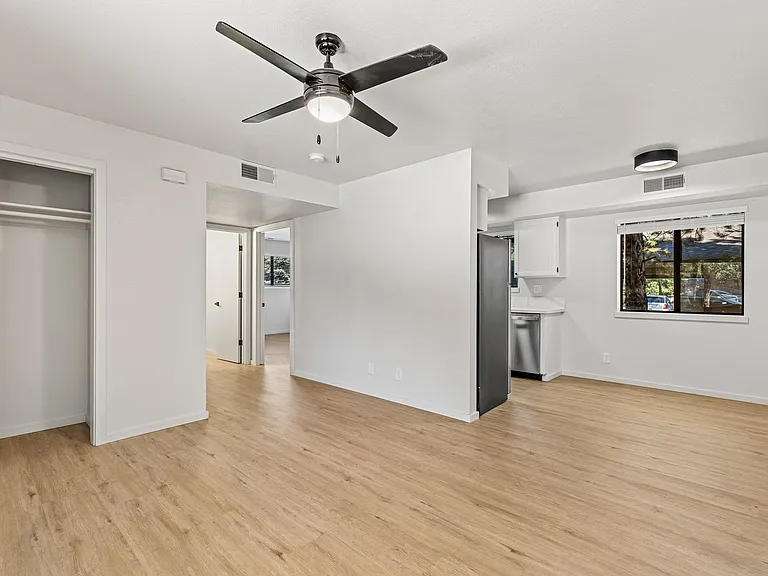 3325 E Lockett Rd — Photo 2