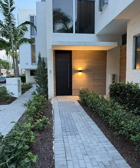 3750 Yacht Club Dr #Townhouse 5 — Photo 2