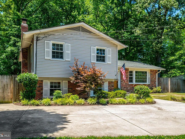 8236 Governors Ct — Photo 2