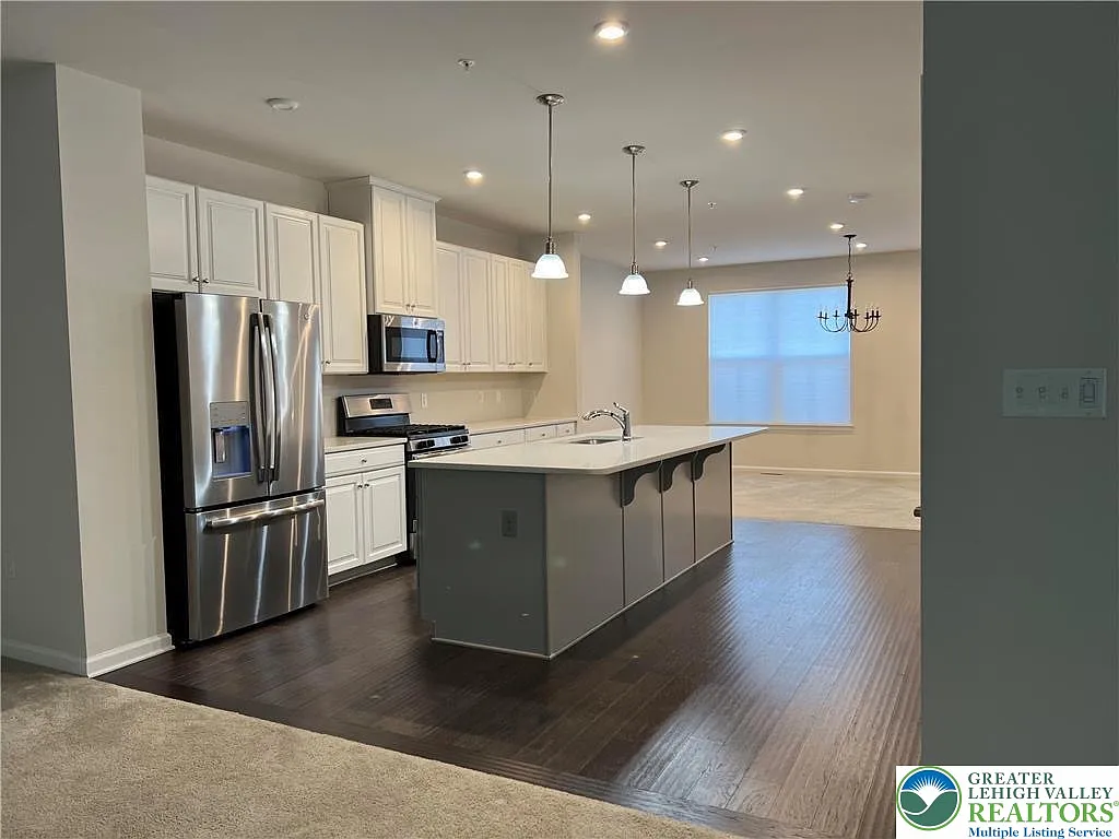 3 bed, 3.5 bath, 2407 sqft, $3,300 — Photo 2