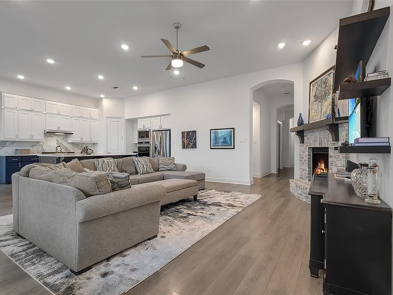 610 Lavender Dr — Photo 3