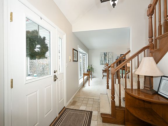 4th image of 992 Dartmouth Dr