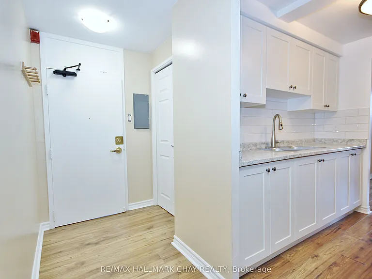 95 Holland St W #C3A — Photo 8