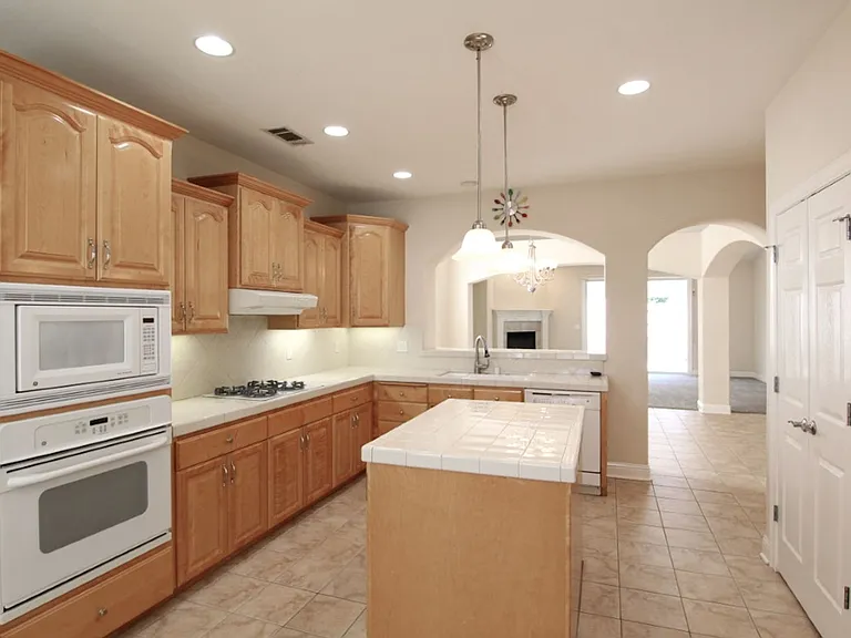 620 San Gabriel St — Photo 5
