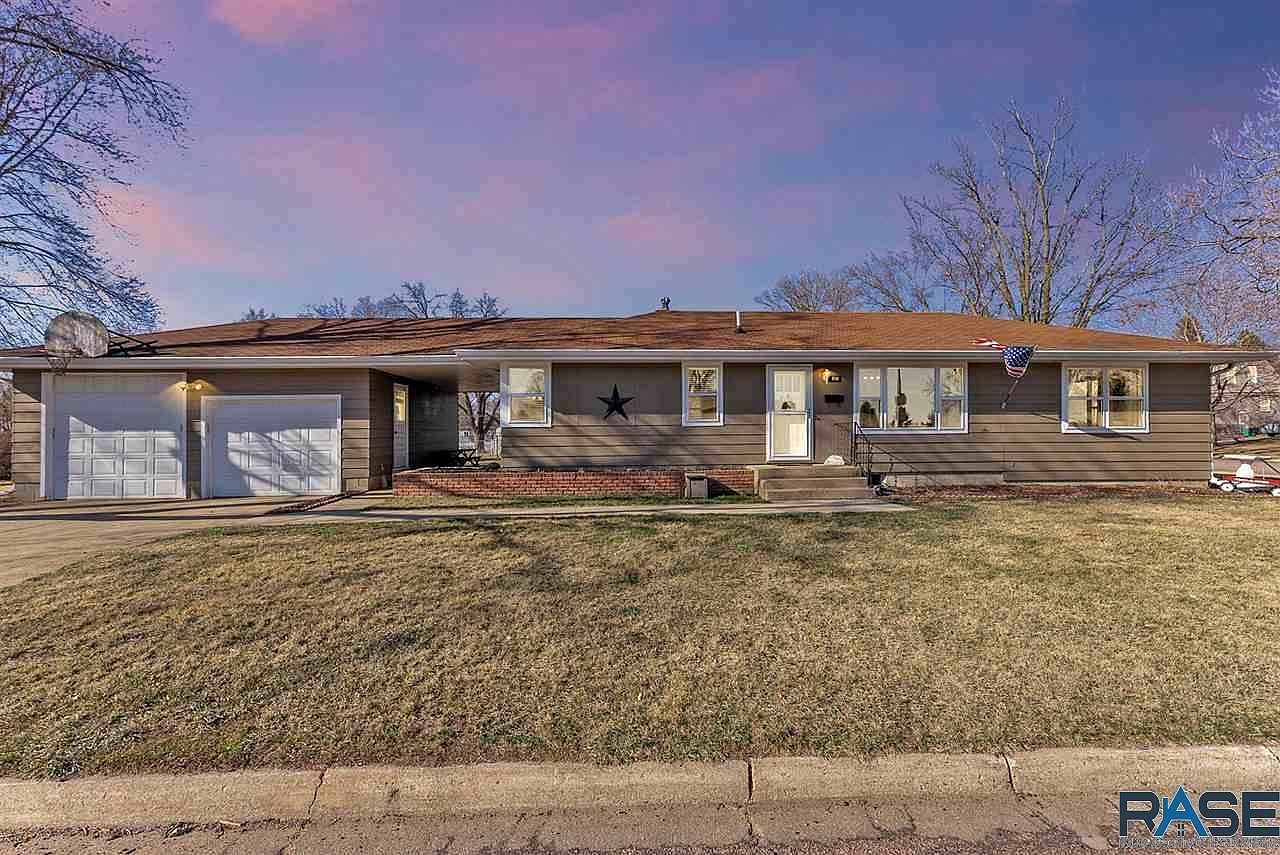 210 E Maple St, Beresford, SD 57004 Zillow