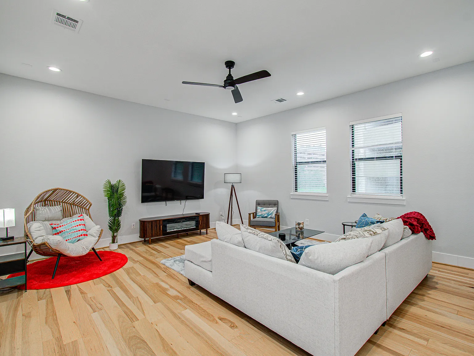 3 bed, 3.5 bath, 2527 sqft, $4,595 — Photo 3