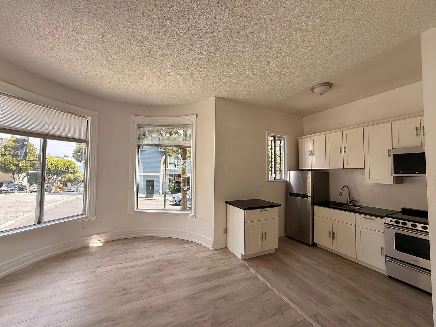 563 Steiner St — Photo 3