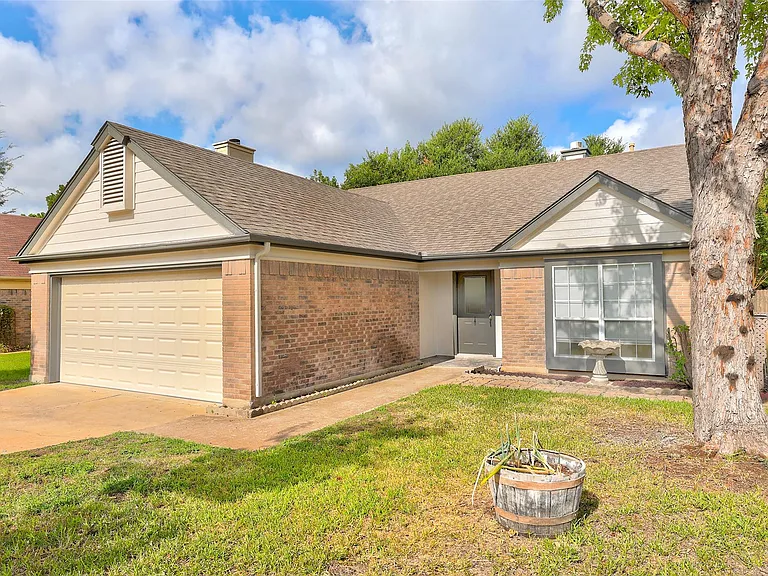 16304 Kicking Bird Dr — Photo 2