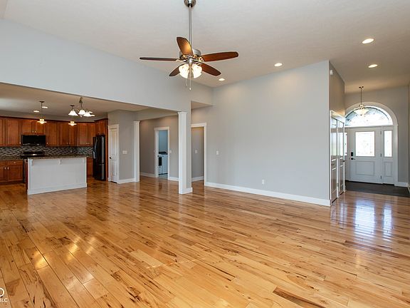 4th image of 1041 S Golden Leaf Dr