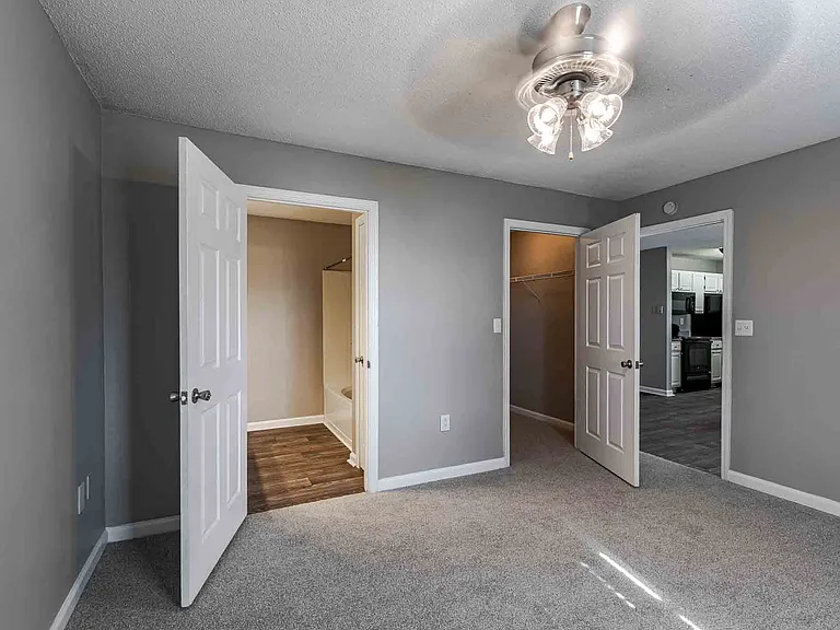 Huntington Chase Apartments — Photo 6