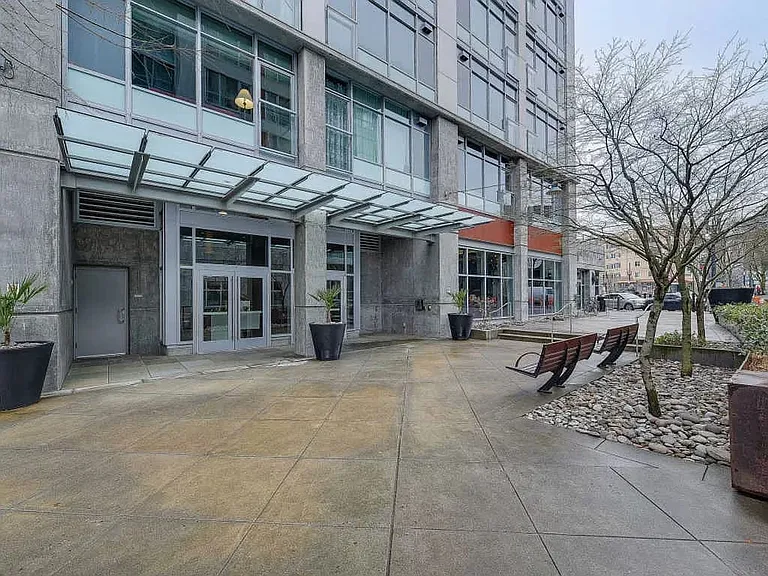 1926 W Burnside St #704 — Photo 2
