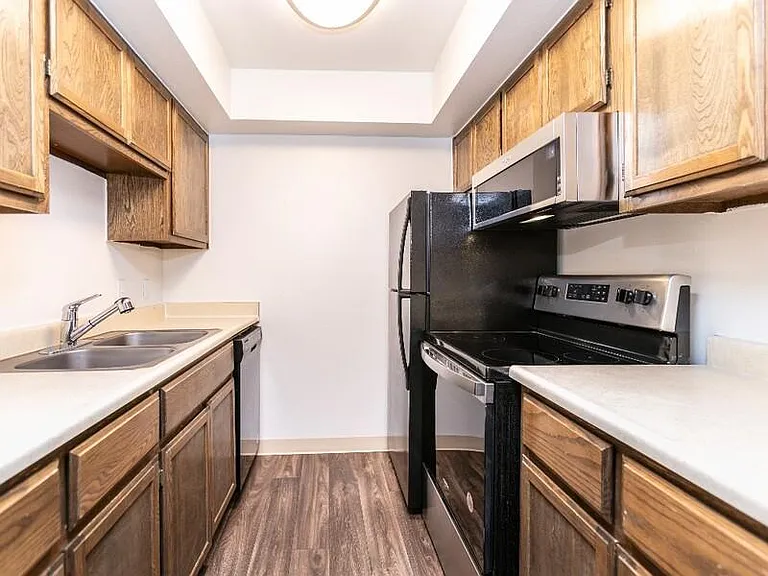 Foxhill Apartments — Photo 16