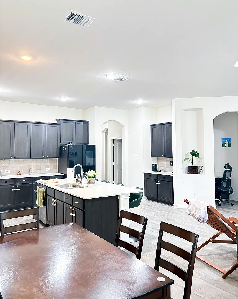 4 bed, $4,000 — Photo 2