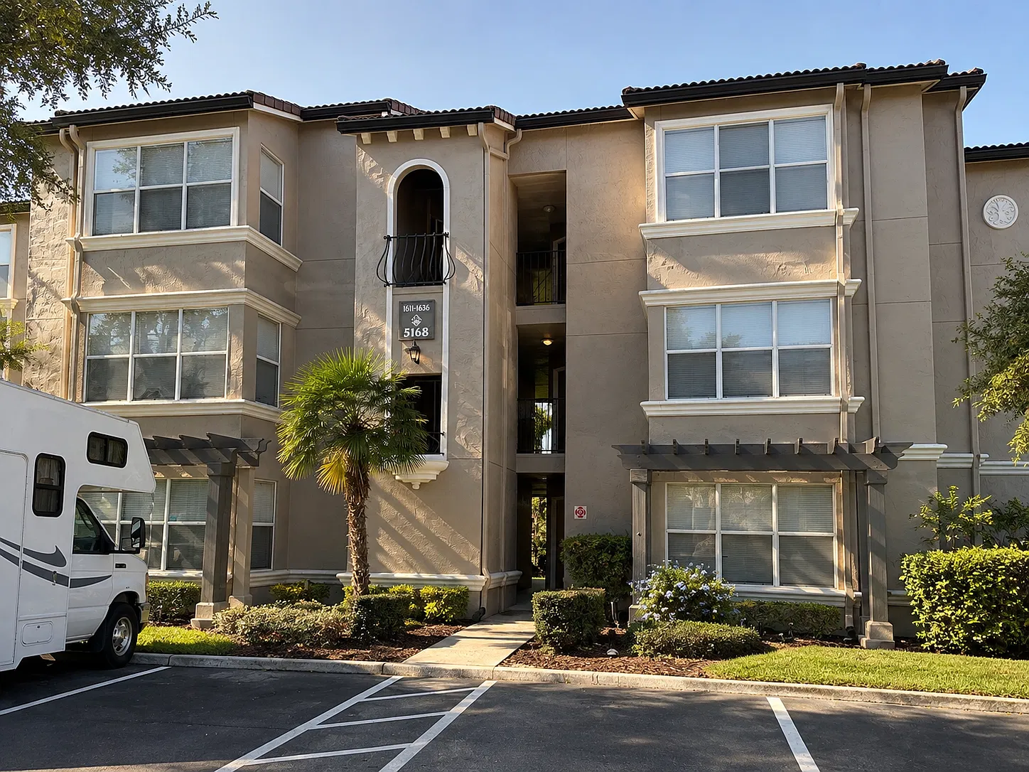 2 bed, 919 sqft, $1,600 — Photo 2