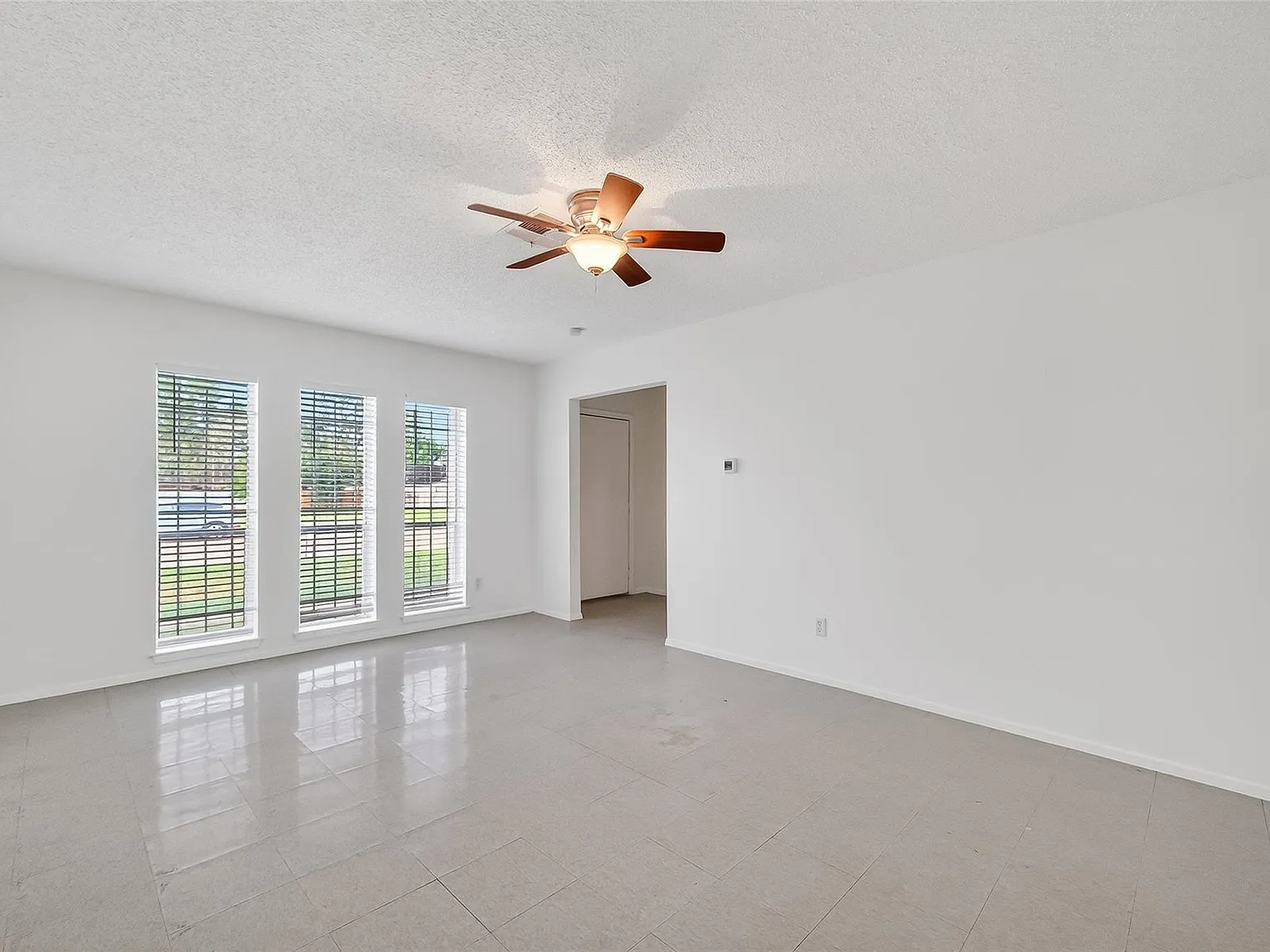 3 bed, 2.0 bath, 1382 sqft, $1,700 — Photo 4