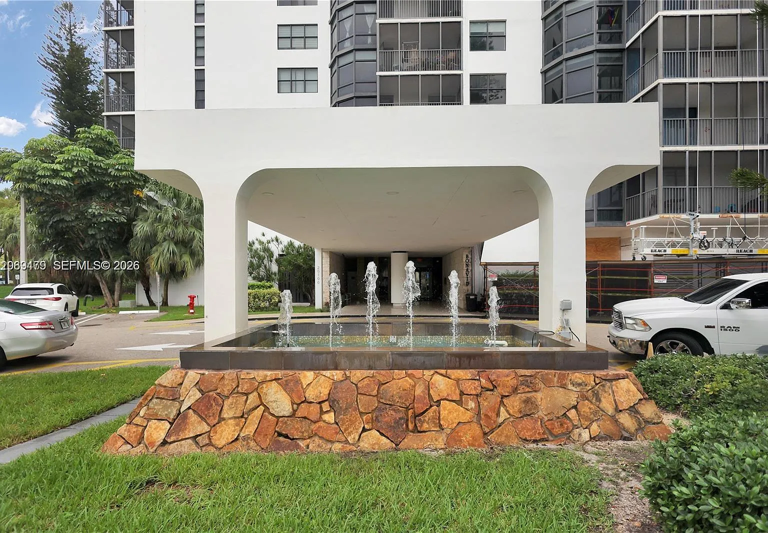 Bonavida Condo — Photo 3