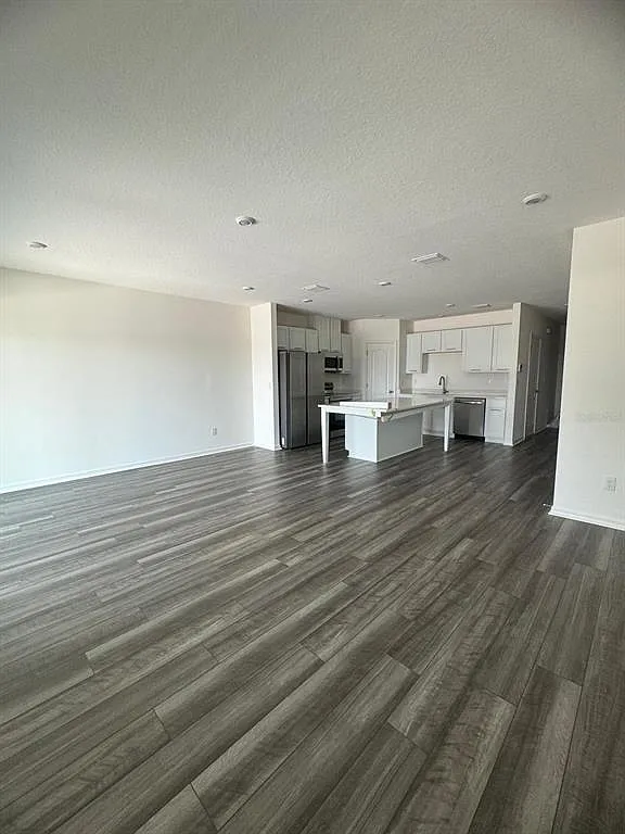 3 bed, 2.5 bath, 1694 sqft, $2,300 — Photo 4