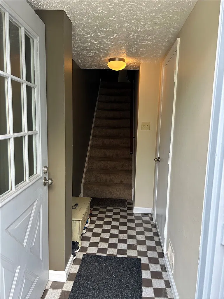 2 bed, 1.5 bath, 900 sqft, $1,600 — Photo 3