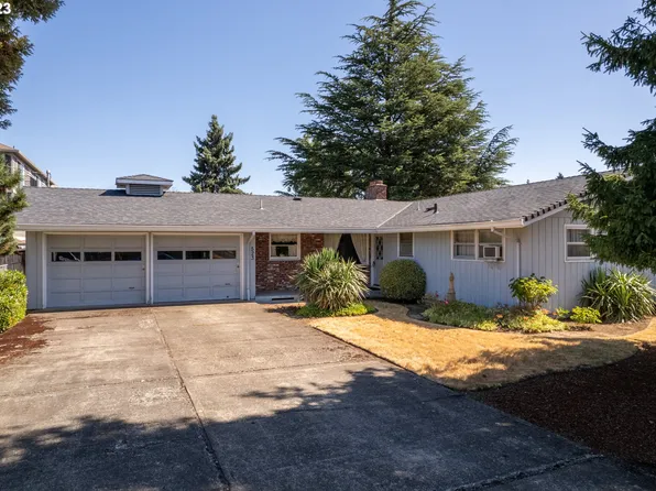 523 E 2nd St, Molalla, OR 97038