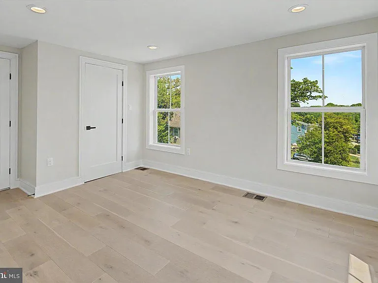 2902 Vista St NE — Photo 71