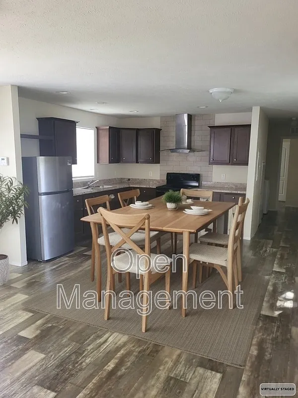 3 bed, 2.0 bath, 1056 sqft, $1,224 — Photo 2