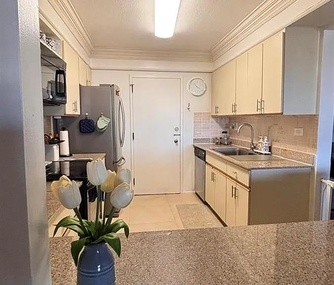 800 NE 195th St #605 — Photo 24