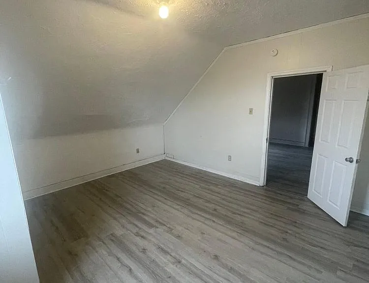 16 Laurel St — Photo 3