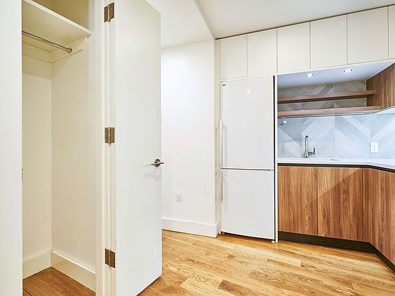 3rd image of 440 Wythe Ave #B6