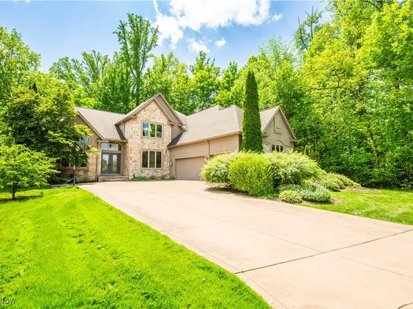 245 Brighton Dr, Aurora, OH 44202