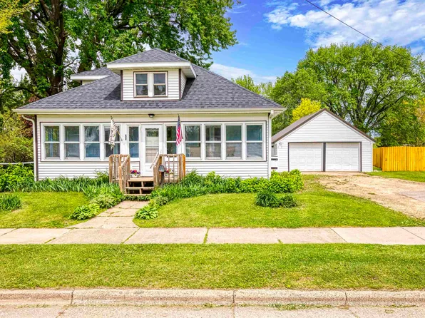 25 E 1st St, Clintonville, WI 54929
