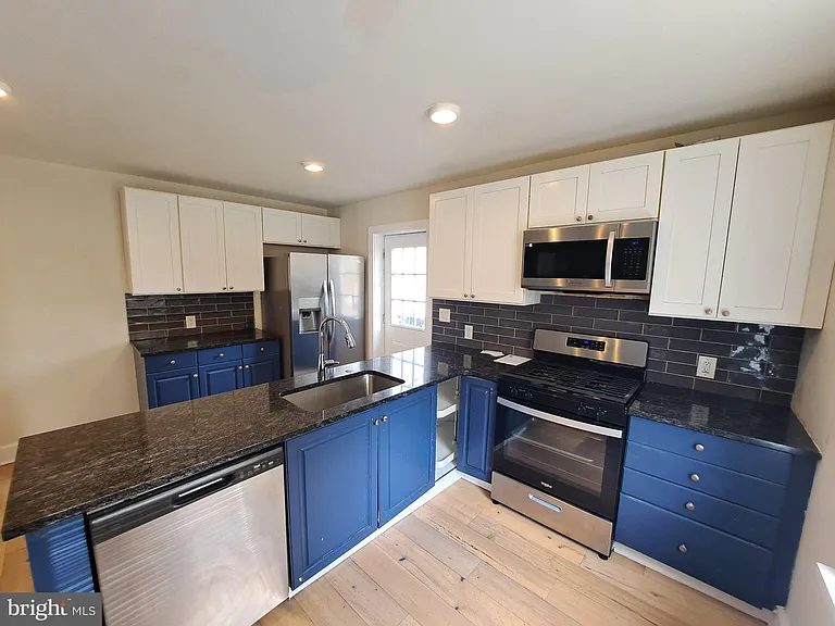 1100 Green St — Photo 11
