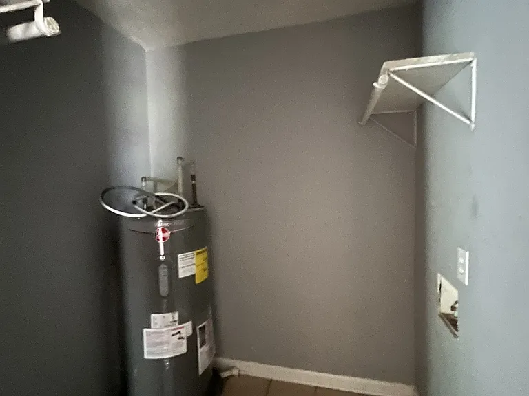 406 W Ripley Ave — Photo 6