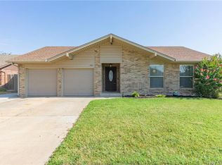 1001 SW 11th St, Moore, OK 73160