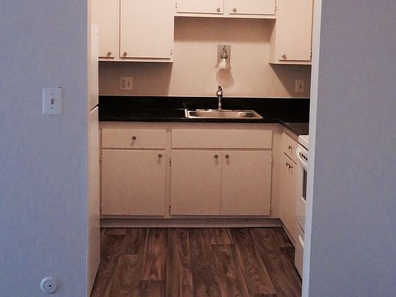 5th image of 1830 Axtell Dr APT 1
