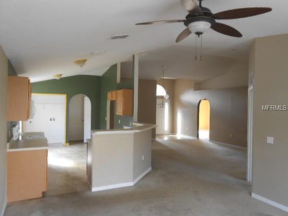 5th image of 422 Barlyn Ave
