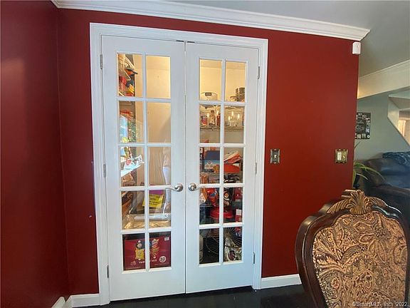 5th image of 8 Old Orchard Ln
