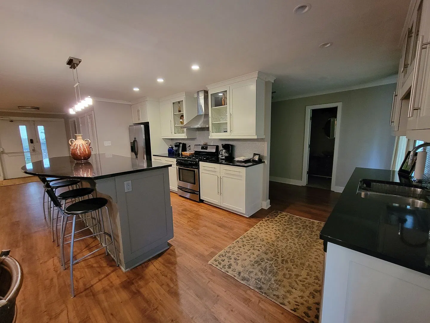 Massive 3 bed 3 bath on Boulevard! — Photo 3